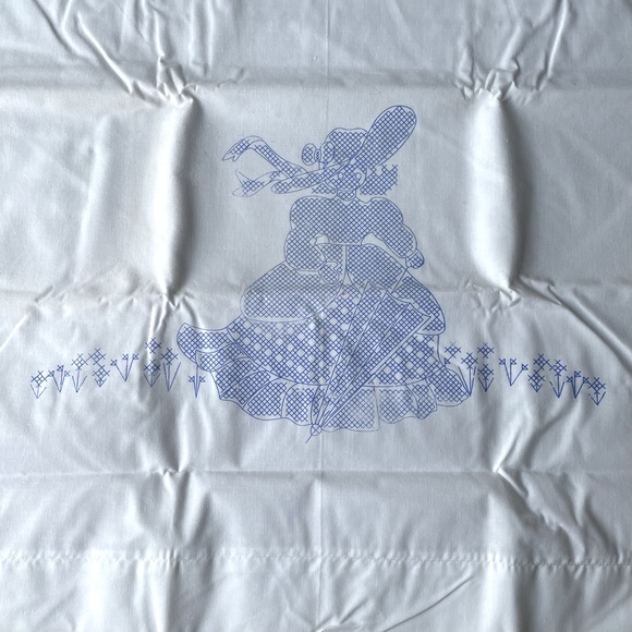 WonderArt Stamped Pillow Cases Embroidery Kits Two Pairs with Embroidery Hoop - Picture 6 of 11